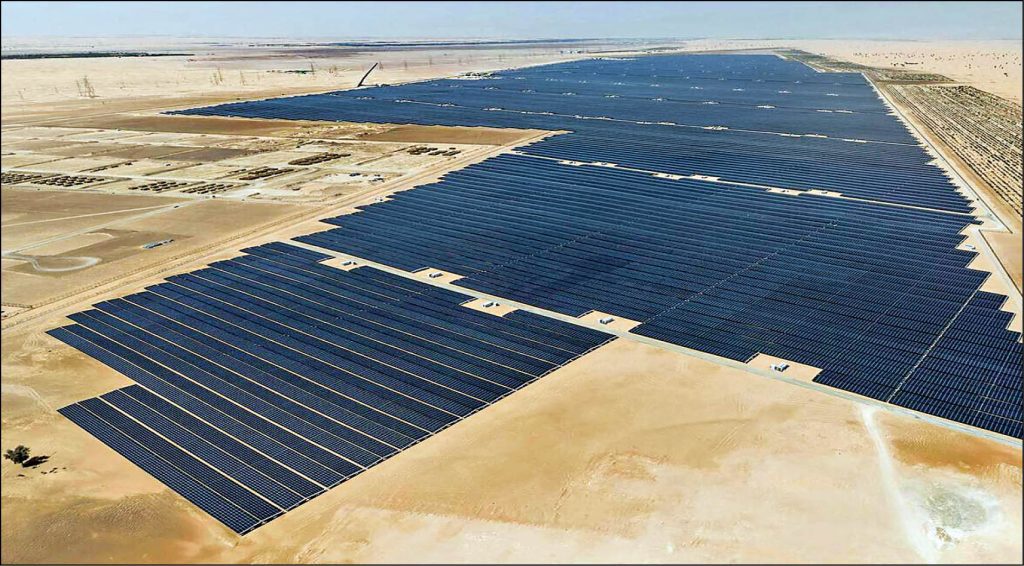 پنل خورشیدی در یک نیروگاه در کویر ایران
